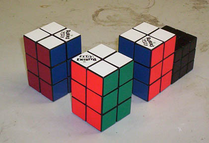 Al lado del Cubo de Rubik para la escala